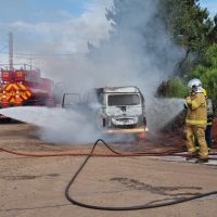 Imagem referente a Kombi fica destruída em incêndio às margens da PRc-467, em Cascavel