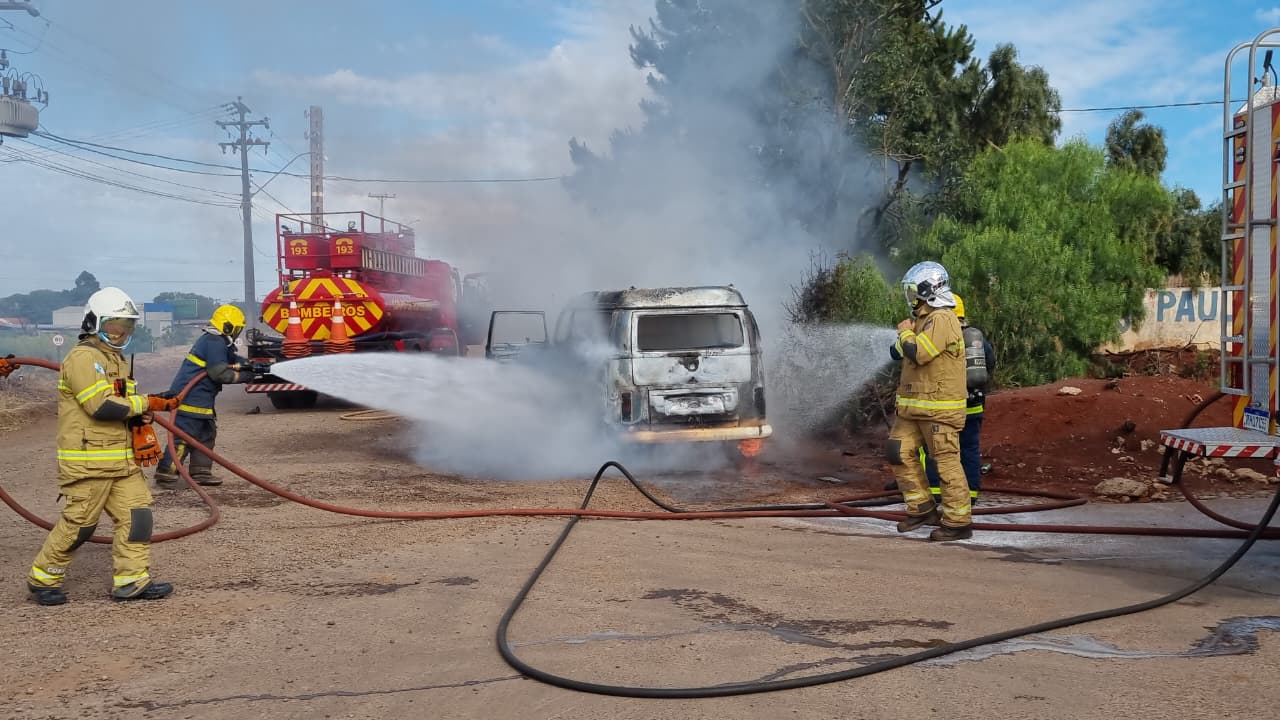 Kombi fica destruída em incêndio às margens da PRc-467, em Cascavel Kombi fica destruída em incêndio às margens da PRc-467, em Cascavel