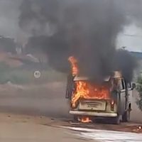 Imagem referente a Vídeos registram início das chamas que destruíram Kombi na PRc-467, em Cascavel