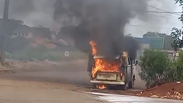 Vídeos registram início das chamas que destruíram Kombi na PRc-467, em Cascavel Vídeos registram início das chamas que destruíram Kombi na PRc-467, em Cascavel