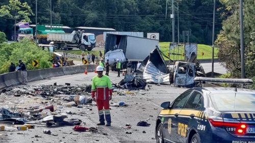 Carretas e van colidem na BR-376: fogo, morte e 14 feridos na Curva da Santa Carretas e van colidem na BR-376: fogo, morte e 14 feridos na Curva da Santa