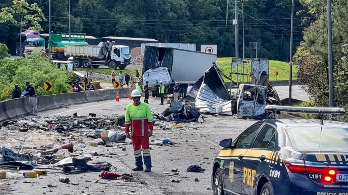 Carretas e van colidem na BR-376: fogo, morte e 14 feridos na Curva da Santa Carretas e van colidem na BR-376: fogo, morte e 14 feridos na Curva da Santa