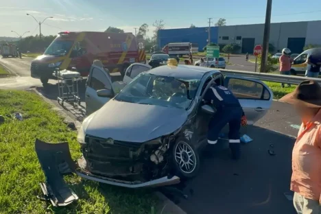 Casal e criança se ferem em choque entre Voyage e Elantra na PR-323 Casal e criança se ferem em choque entre Voyage e Elantra na PR-323