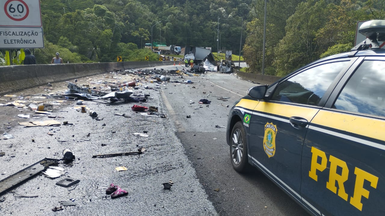 Conforme PRF, motorista de Van cortou cinto de segurança com faca e salvou vários passageiros Conforme PRF, motorista de Van cortou cinto de segurança com faca e salvou vários passageiros