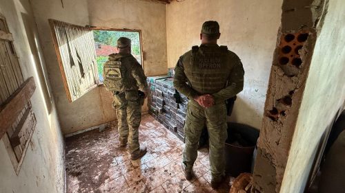 BPFRON e Polícia Federal apreendem mais de 700 quilos de maconha em residência abandonada em Guaíra BPFRON e Polícia Federal apreendem mais de 700 quilos de maconha em residência abandonada em Guaíra