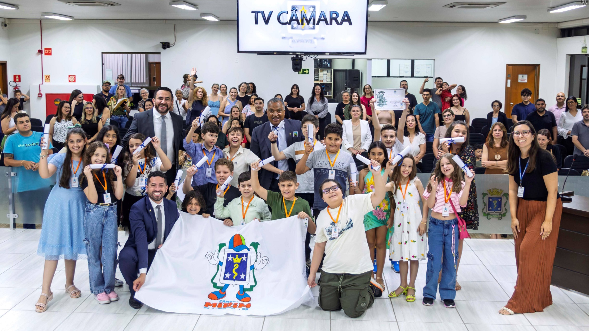 Câmara Mirim encerra legislatura de 2025 com sessão especial e entrega de certificados em Cascavel Câmara Mirim encerra legislatura de 2025 com sessão especial e entrega de certificados em Cascavel