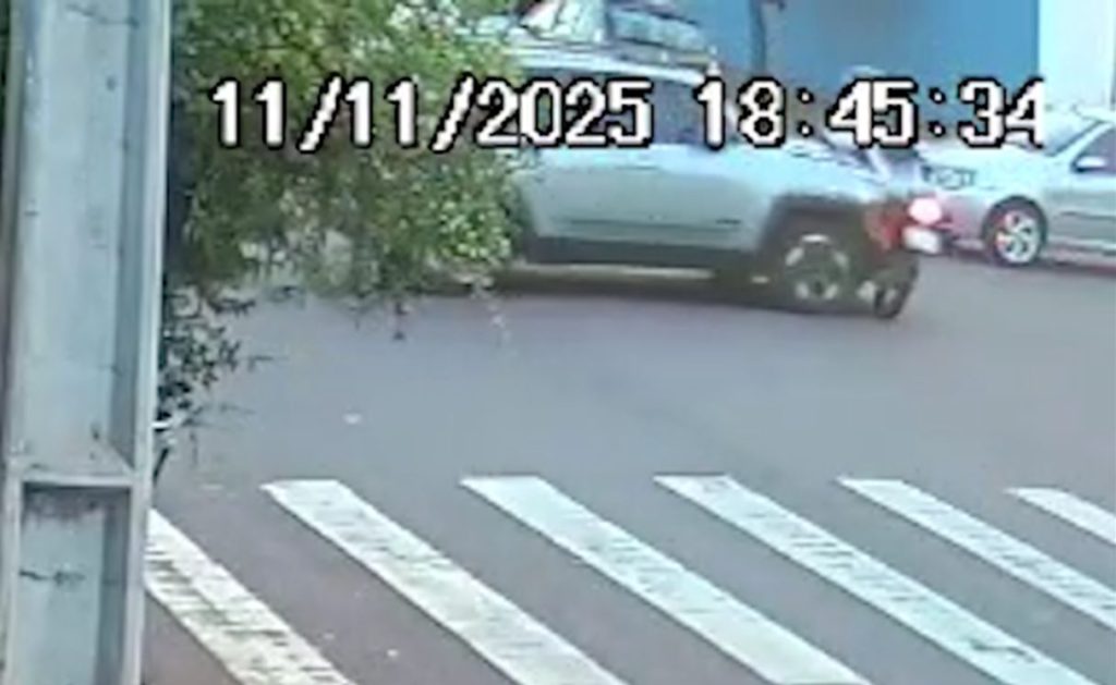 Jovem voa após batida entre Jeep e moto no Bairro Santa Cruz; veja o vídeo Jovem voa após batida entre Jeep e moto no Bairro Santa Cruz; veja o vídeo
