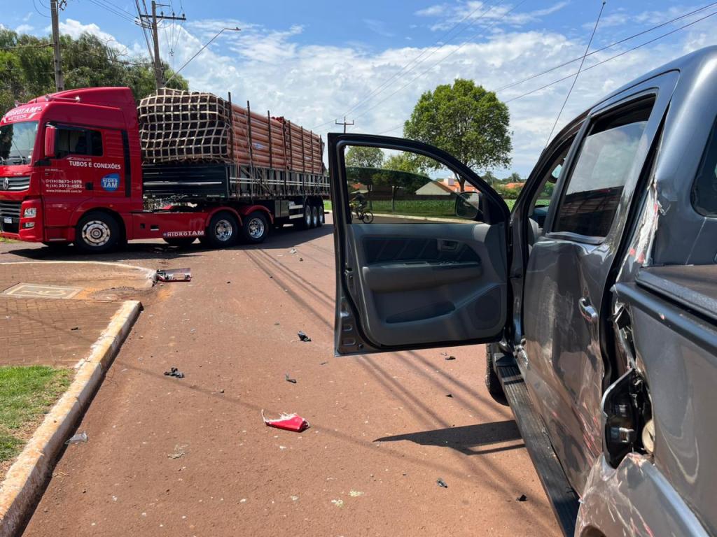 Colisão entre carreta e caminhonete foi registrada em frente ao cemitério de Nova Santa Rosa