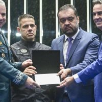 Imagem referente a Congresso homenageia policiais mortos durante a Operação Contenção