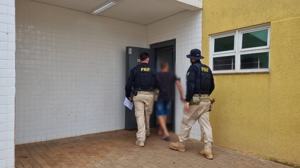 Caminhão com papelão escondia 80 kg de cocaína: PRF faz apreensão milionária Caminhão com papelão escondia 80 kg de cocaína: PRF faz apreensão milionária