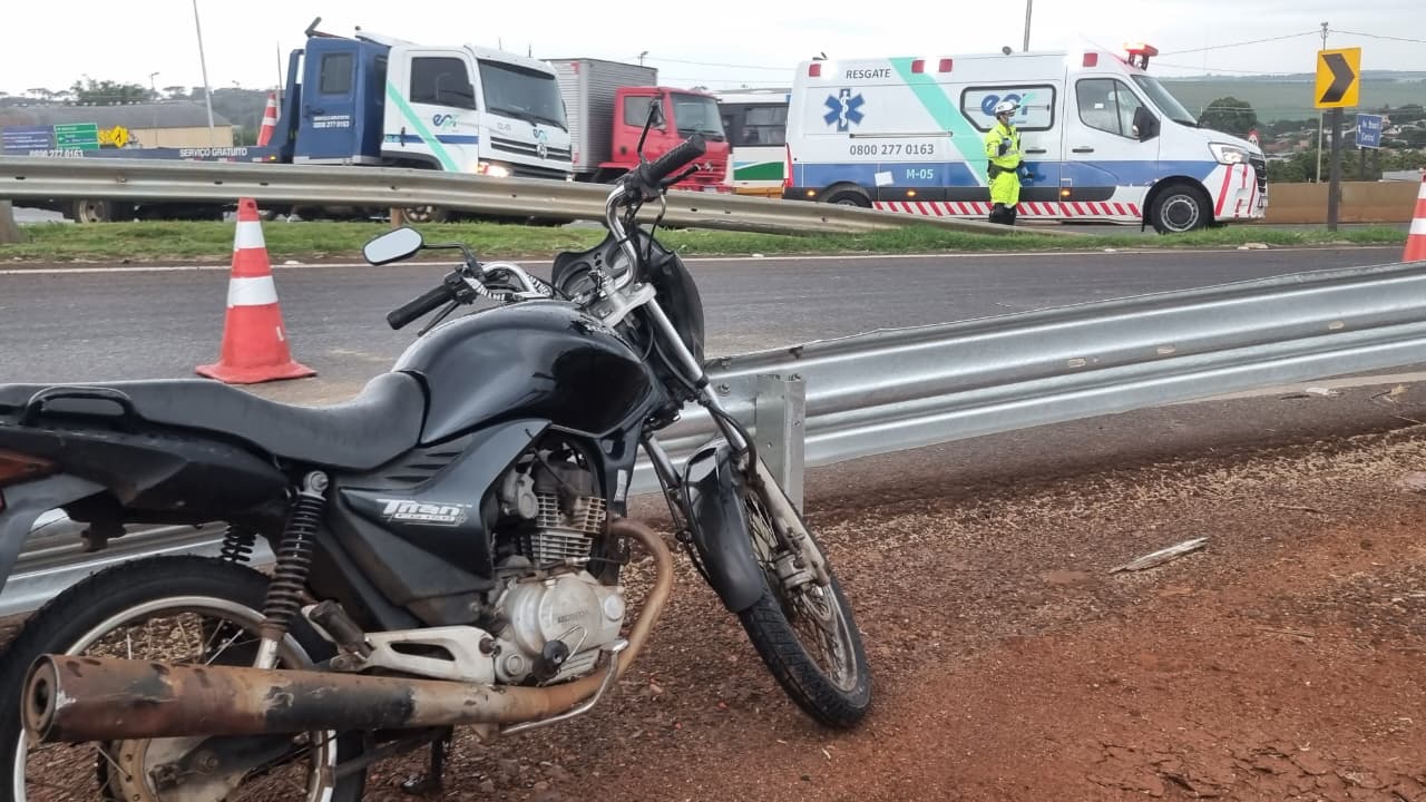 Motociclista fica ferida após escorregar em mancha de óleo no Trevo Cataratas, em Cascavel Motociclista fica ferida após escorregar em mancha de óleo no Trevo Cataratas, em Cascavel