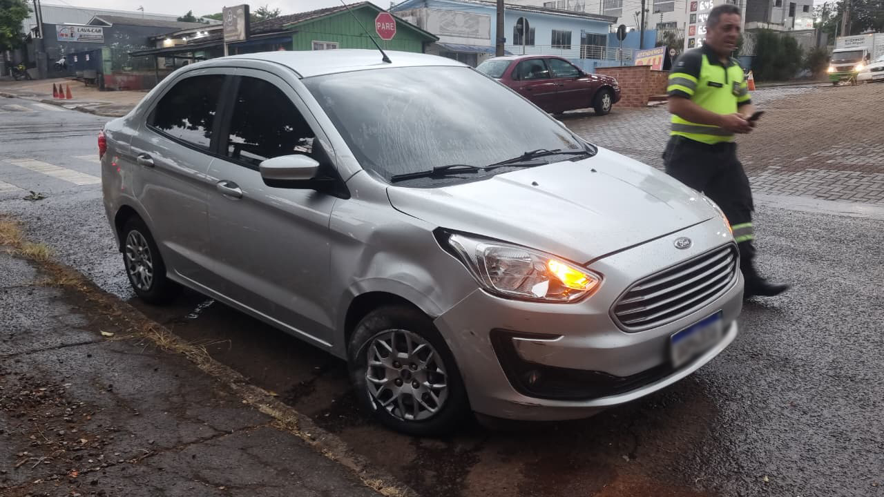 Ford Ka e Fiat Cronos colidem no Bairro Periolo, em Cascavel Ford Ka e Fiat Cronos colidem no Bairro Periolo, em Cascavel