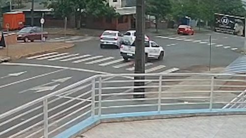 Câmera flagra acidente entre Ford Ka e Fiat Cronos no Bairro Periolo, em Cascavel Imagem referente a Câmera flagra acidente entre Ford Ka e Fiat Cronos no Bairro Periolo, em Cascavel