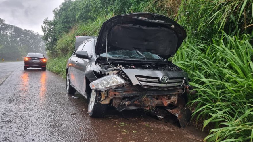 Corolla roda e bate em barranco na BR-163 durante chuva em Cascavel