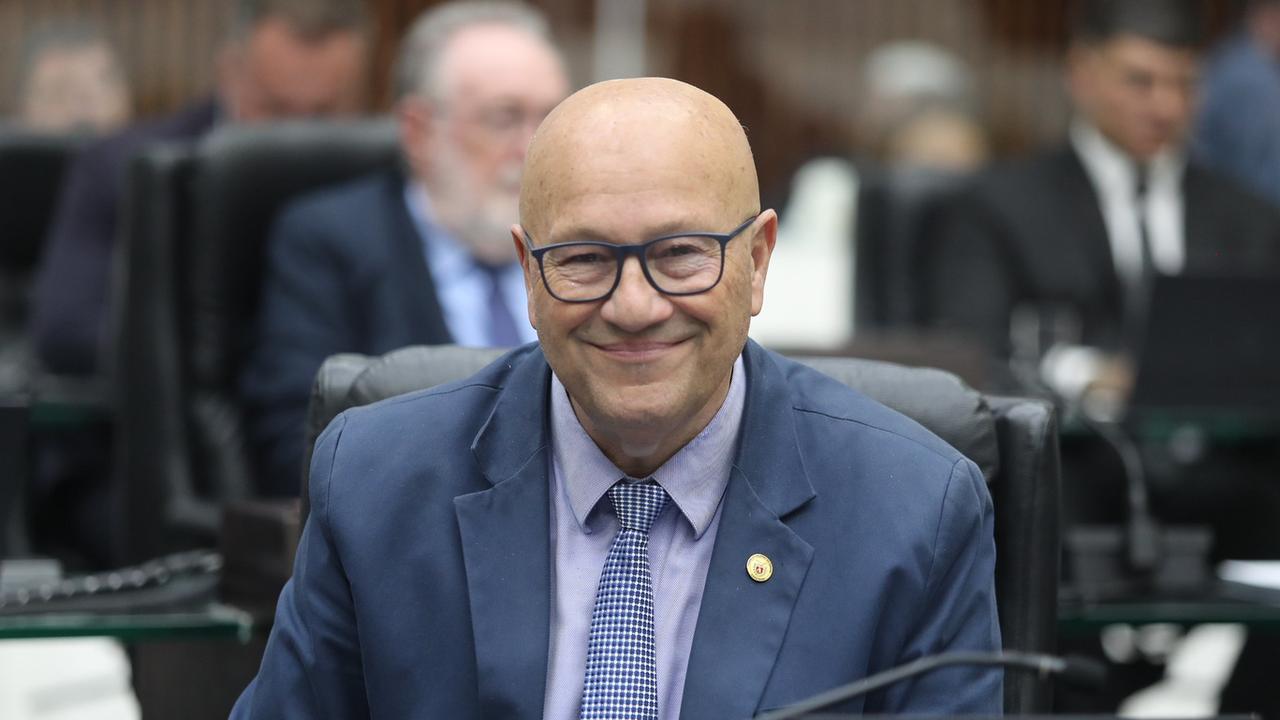 Erro ou estratégia? Deputado paga R$ 84 mil a empresa de pesquisa sem explicar serviço Erro ou estratégia? Deputado paga R$ 84 mil a empresa de pesquisa sem explicar serviço