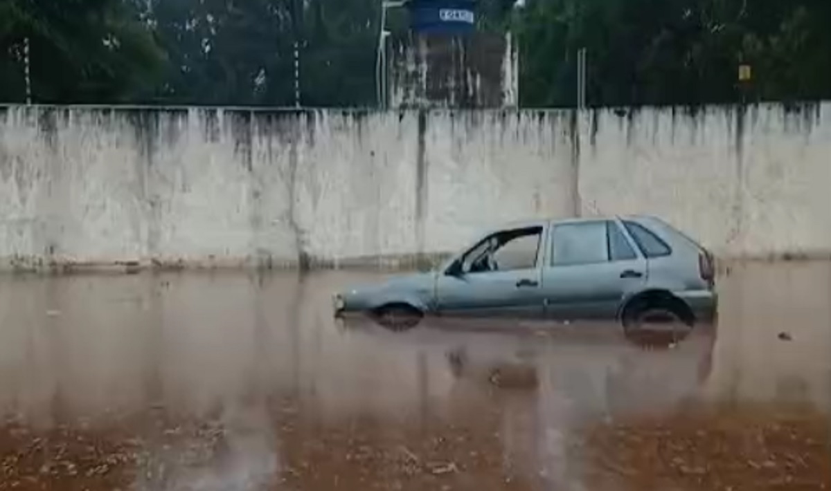 Veja os vídeos: Motorista abandona carro em rua alagada de Cascavel Veja os vídeos: Motorista abandona carro em rua alagada de Cascavel