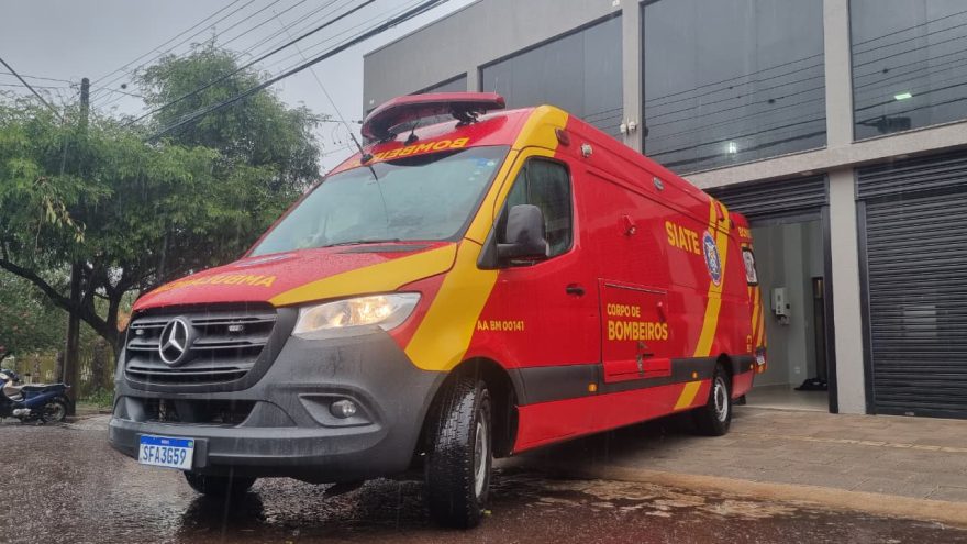 Homem bate a cabeça após cair de plano elevado no Bairro Neva em Cascavel