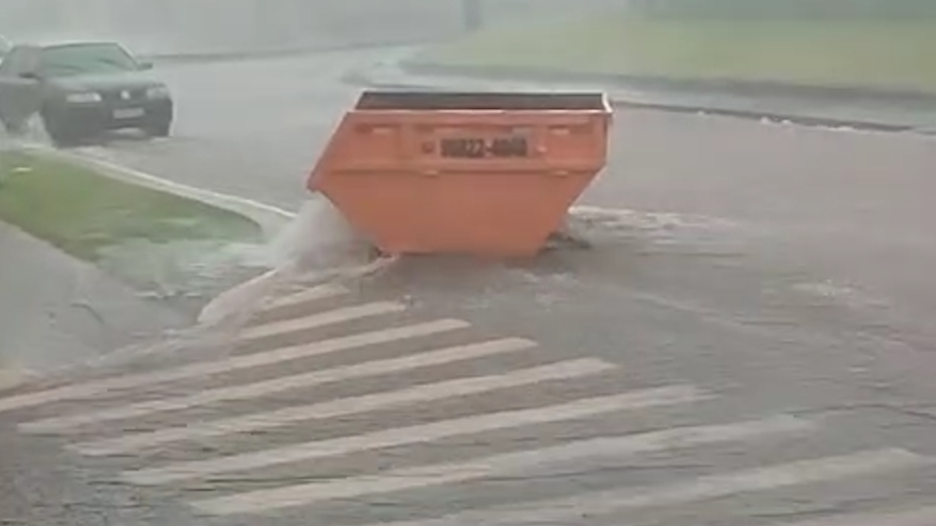 Caçamba de entulhos é arrastada pela enxurrada após forte chuva em Cascavel Caçamba de entulhos é arrastada pela enxurrada após forte chuva em Cascavel