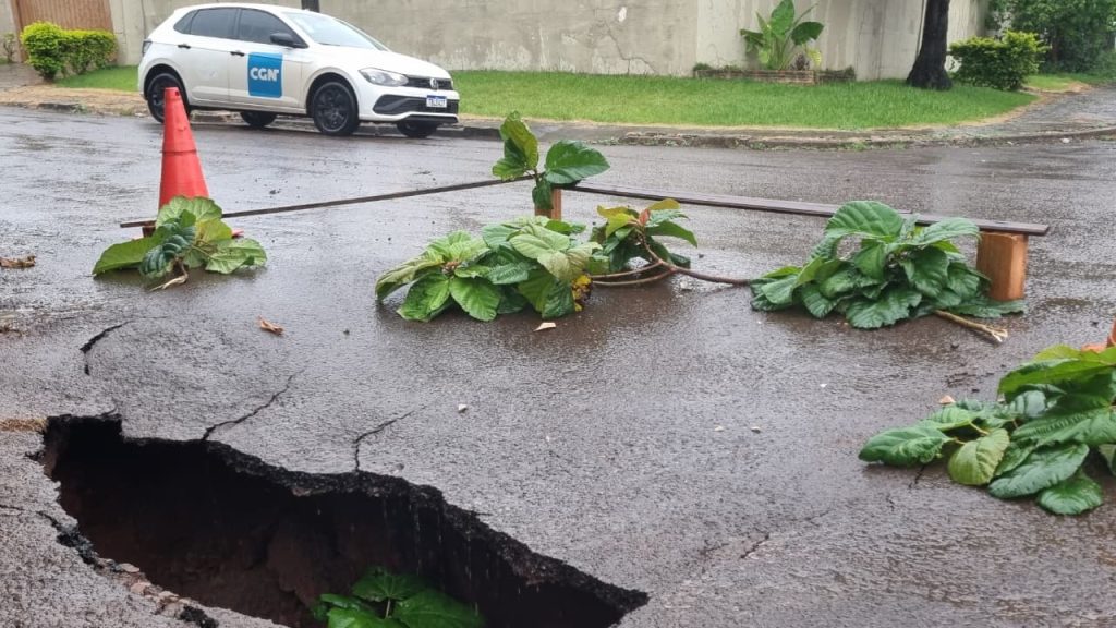 Moradores do Bairro Maria Luiza alertam para cratera no meio da rua Moradores do Bairro Maria Luiza alertam para cratera no meio da rua