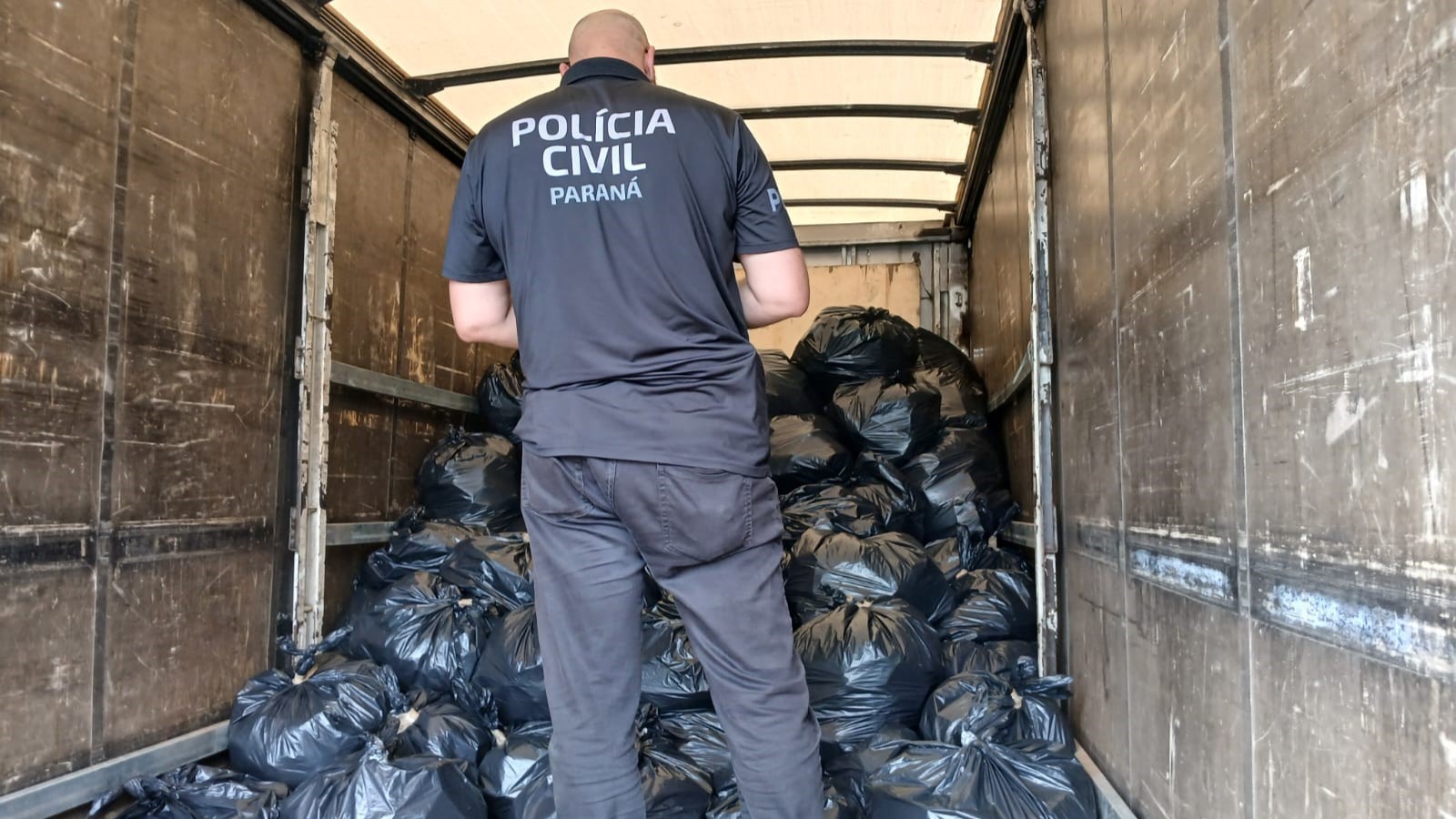 Polícia Civil do Paraná apreende 30 mil produtos falsificados em Curitiba Polícia Civil do Paraná apreende 30 mil produtos falsificados em Curitiba