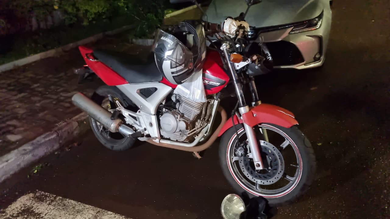 Batida entre carro e moto na Rua Vitória deixa jovem ferido