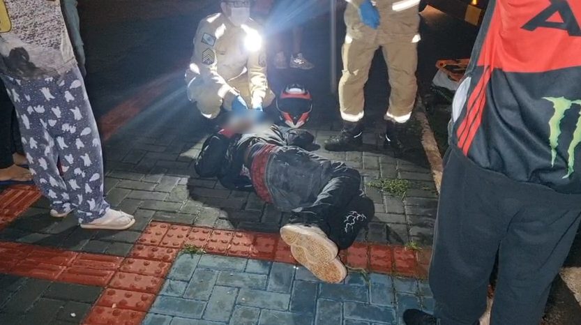 Menor pilotando moto bate contra carro no Jardim Veneza, em Cascavel