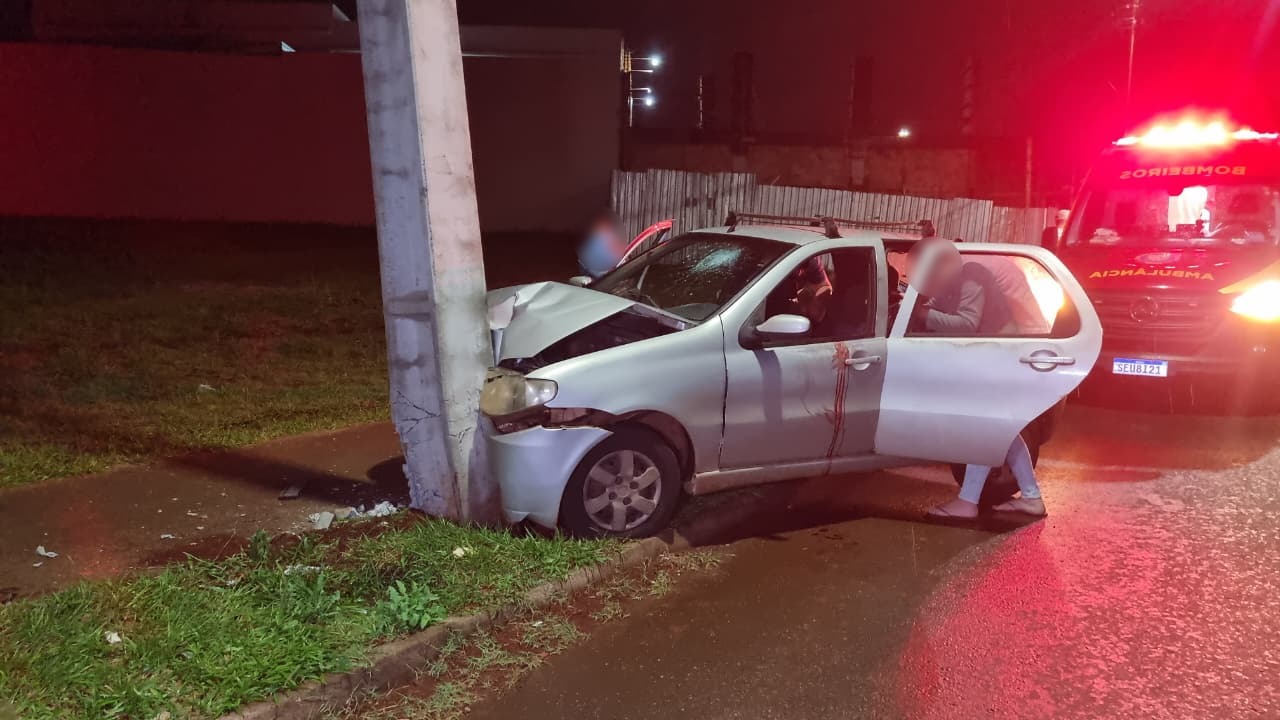 Motorista bate Palio contra poste na Avenida das Torres e fere a cabeça
