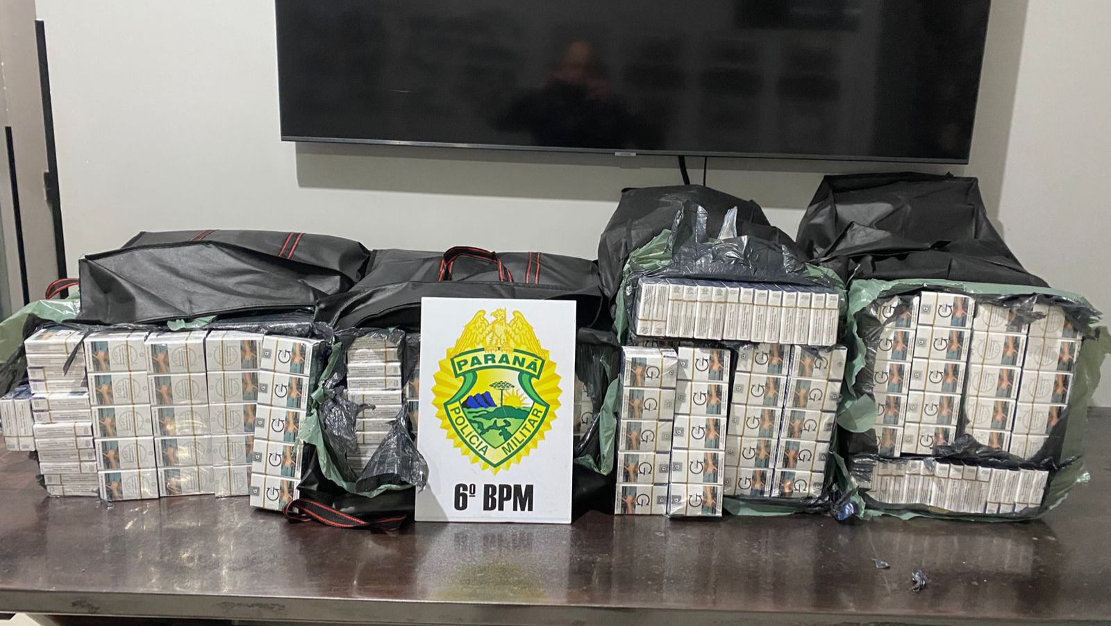 Malas recheadas de cigarro: Choque faz apreensão de 250 maços na Rodoviária de Cascavel