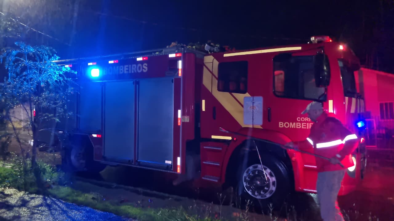 Filhote de cobra é capturado pelos Bombeiros no Conjunto Riviera