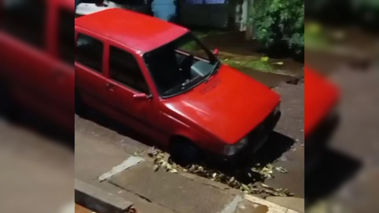 Carro cai em cratera aberta após obra inacabada no Santa Felicidade