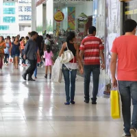 Vendas no comércio caem 0,3% em setembro; quinta queda em seis meses Imagem referente a Vendas no comércio caem 0,3% em setembro; quinta queda em seis meses