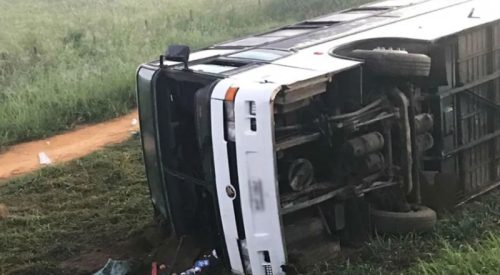 Ônibus despenca no Peru e 37 pessoas morrem Ônibus despenca no Peru e 37 pessoas morrem