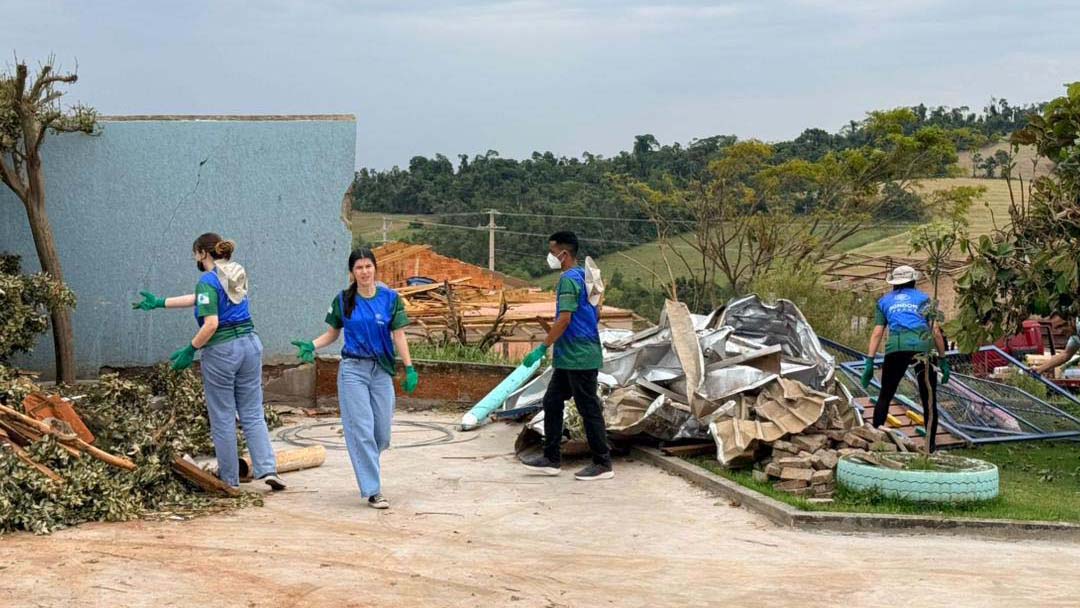 Acadêmicos de Cascavel se unem à reconstrução de Rio Bonito do Iguaçu e ajudam a limpar creche