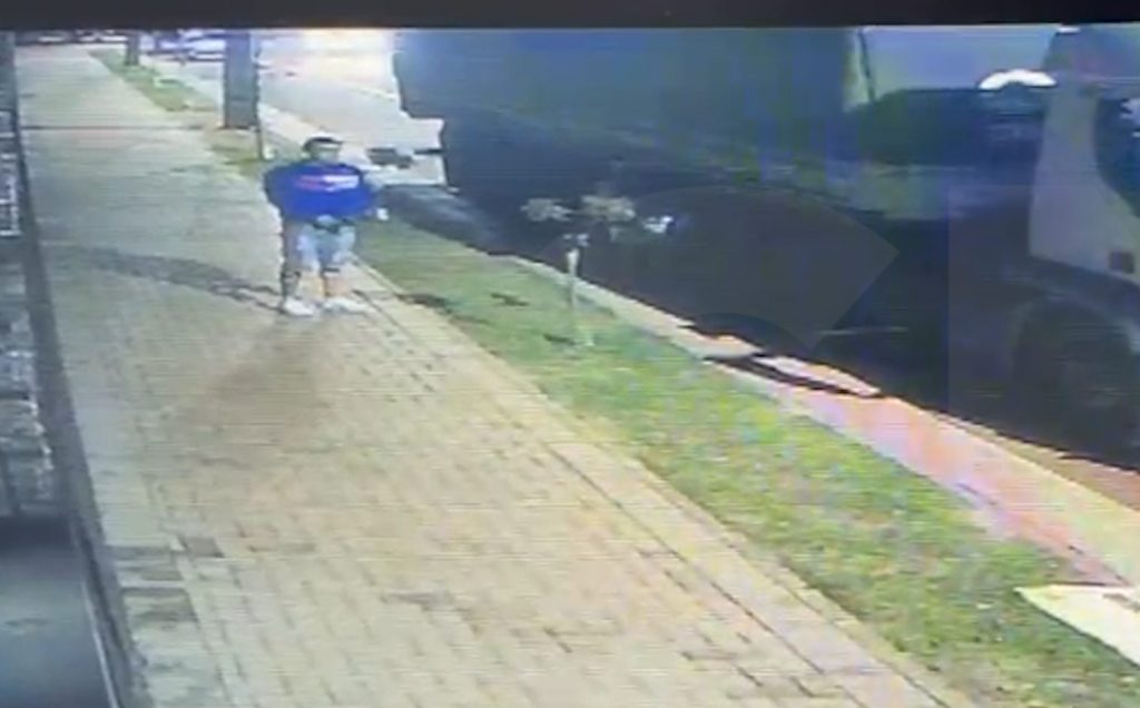 Imagens mostram homem realizando disparos de arma de fogo na Região Norte de Cascavel Imagens mostram homem realizando disparos de arma de fogo na Região Norte de Cascavel