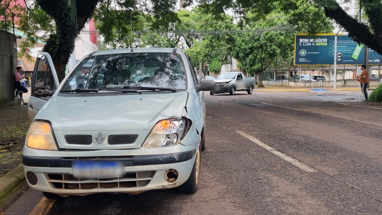 Acidente entre dois veículos é registrado em cruzamento sinalizado na Rua Paraná