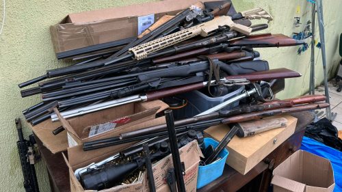 PCPR, em conjunto com PCRJ, prende homem por comércio ilegal de armas