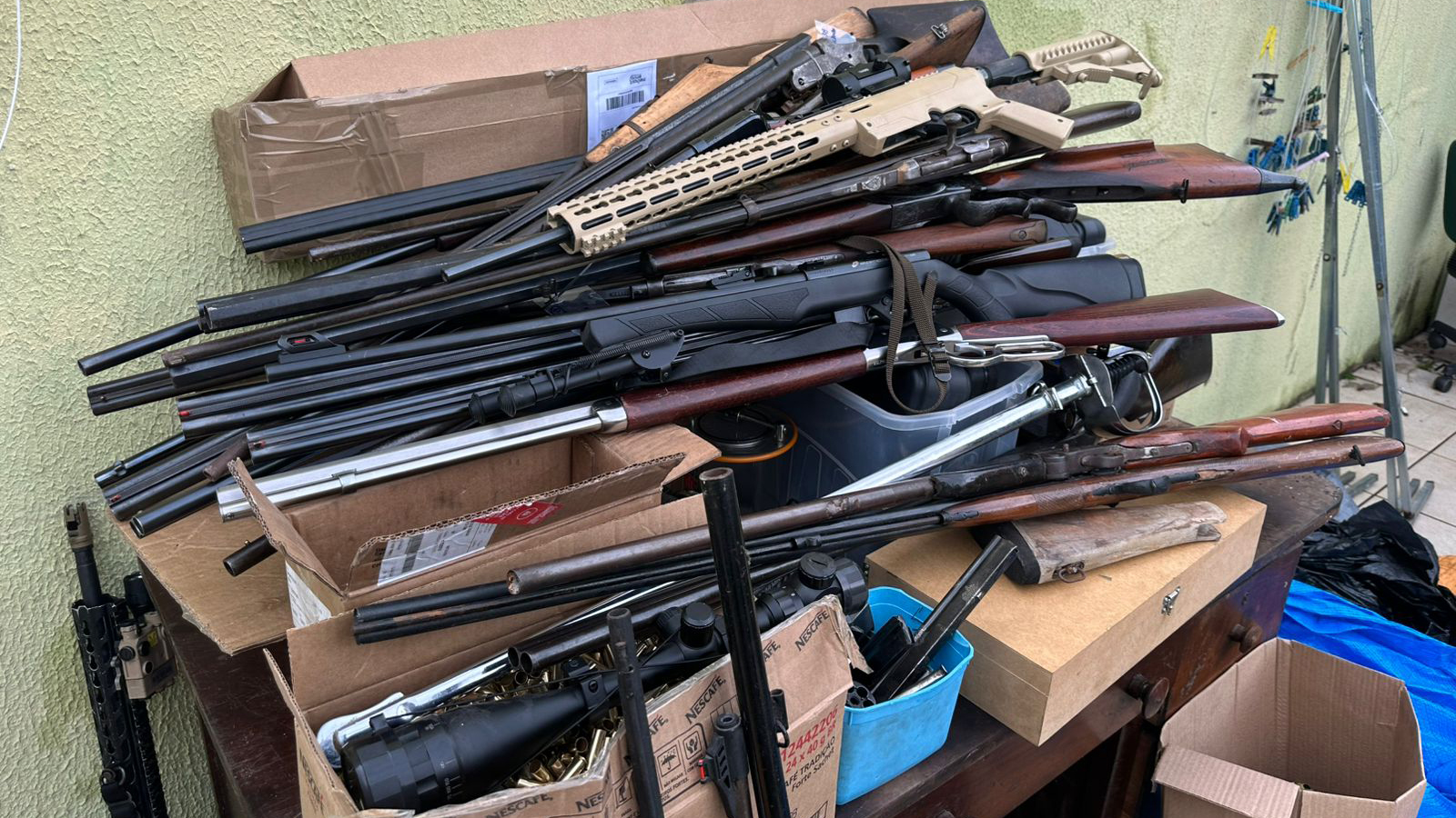PCPR, em conjunto com PCRJ, prende homem por comércio ilegal de armas