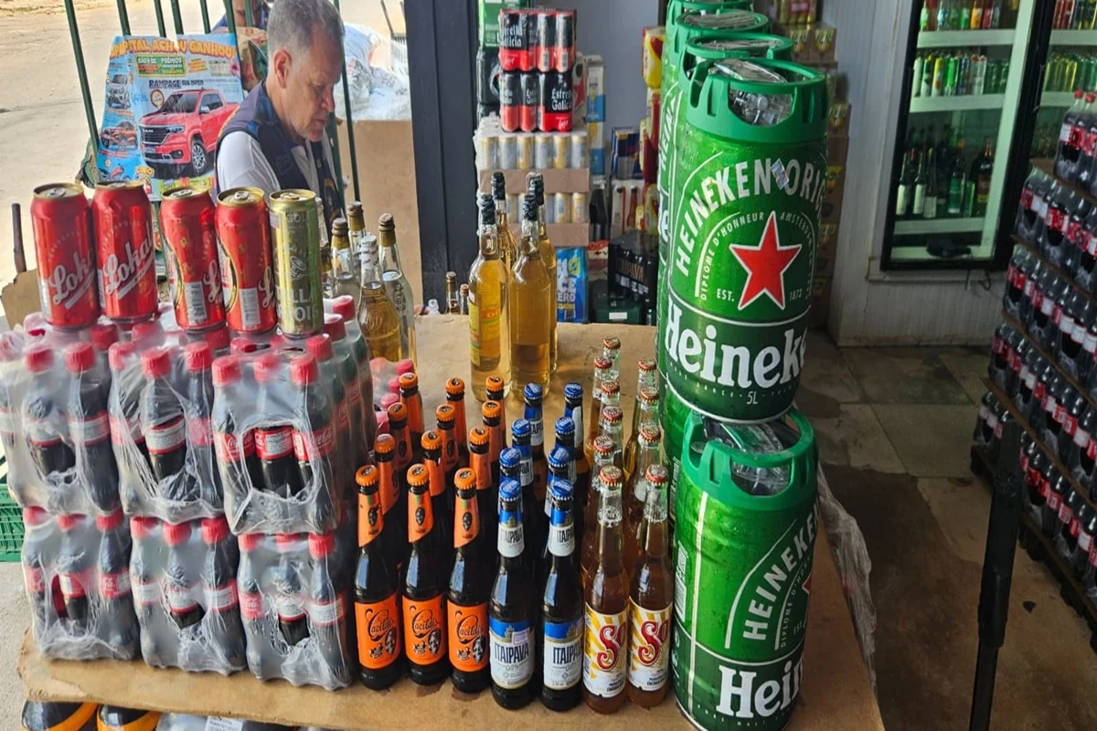 Mais de 800 litros de bebidas são apreendidos e descartados