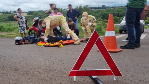 Mulher é socorrida após acidente na esquina da UPA Veneza Imagem referente a Mulher é socorrida após acidente na esquina da UPA Veneza