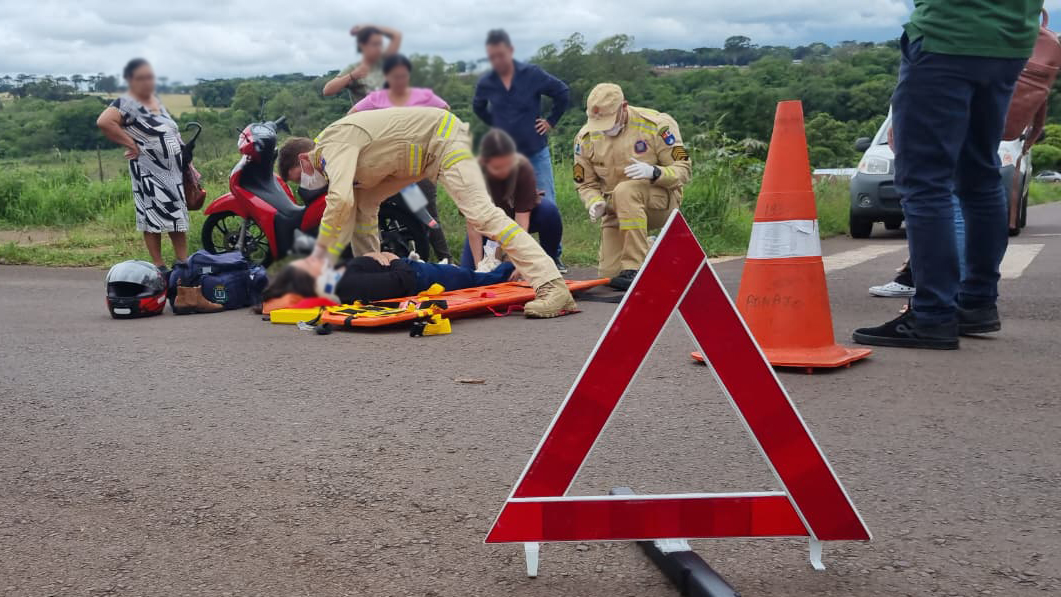 Mulher é socorrida após acidente na esquina da UPA Veneza
