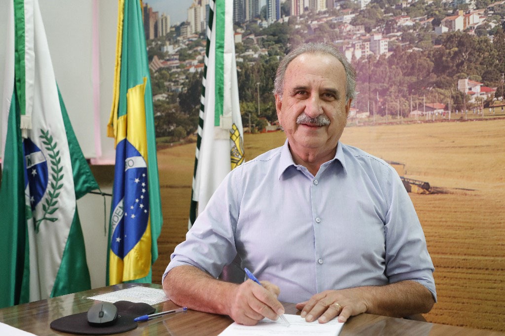 Prefeito antecipa pagamento do 13º salário aos servidores e injeta cerca de R$ 60 milhões na economia