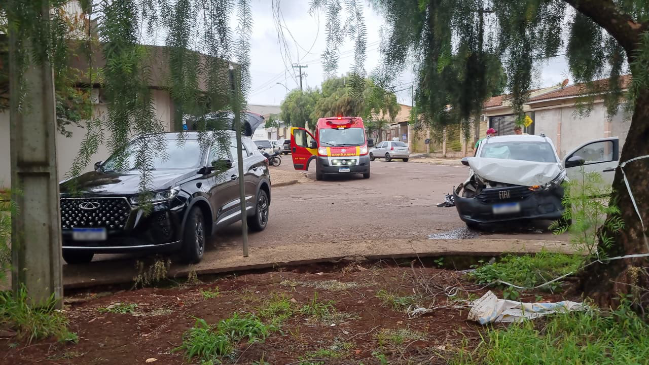Mulher fica ferida em colisão entre Fiat Strada e Tiggo 7 no Bairro Country, em Cascavel