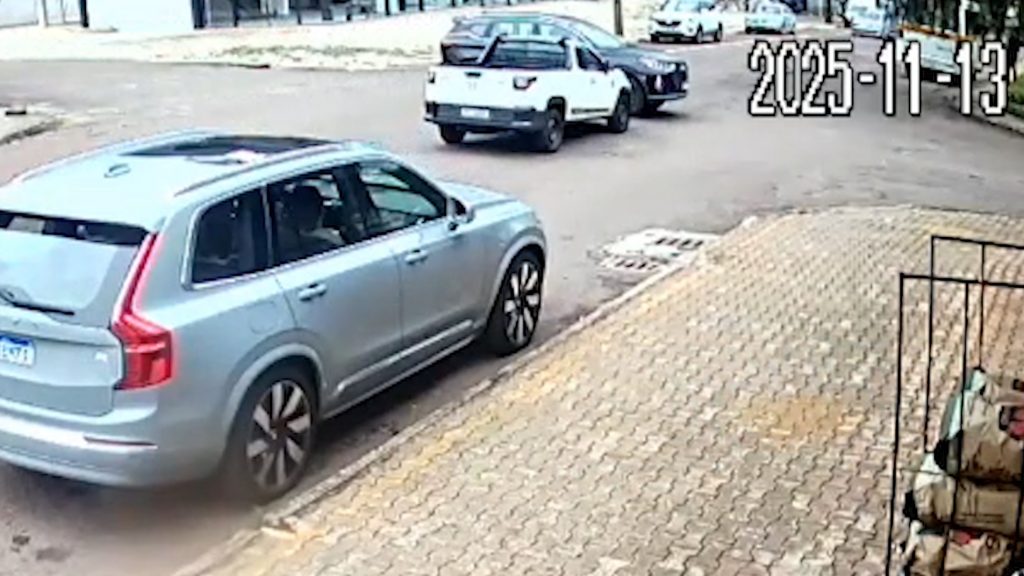 Tiggo quase capota após colisão com Fiat Strada na Rua Manaus Tiggo quase capota após colisão com Fiat Strada na Rua Manaus