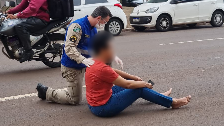 Motociclista fica ferida em acidente no Centro de Cascavel