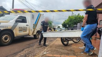 Mulher é morta com facada no pescoço dentro de casa, em Toledo; filha de 2 anos estava no local