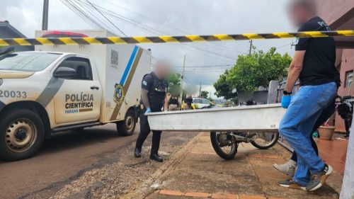 Mulher é morta com facada no pescoço dentro de casa, em Toledo; filha de 2 anos estava no local Mulher é morta com facada no pescoço dentro de casa, em Toledo; filha de 2 anos estava no local