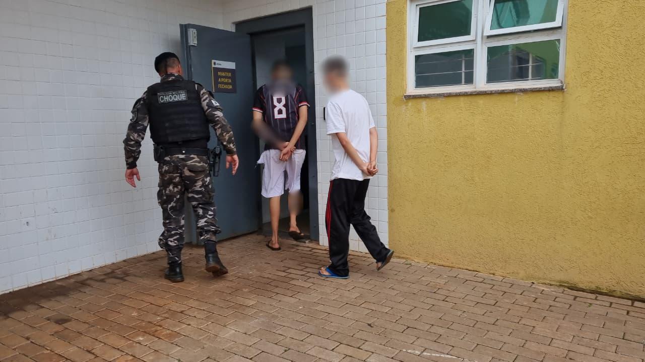 Pelotão do Choque apreende dois jovens portando drogas em Cascavel Pelotão do Choque apreende dois jovens portando drogas em Cascavel