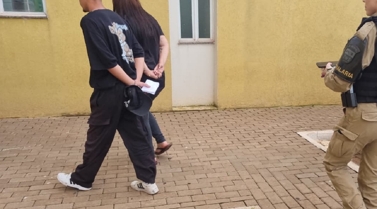 Dupla é presa por desobediência em ação da Cavalaria da PM na região Norte de Cascavel Dupla é presa por desobediência em ação da Cavalaria da PM na região Norte de Cascavel