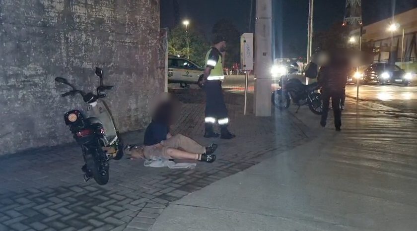 Jovem fica ferida ao colidir scooter elétrica contra moto na Rua da Lapa