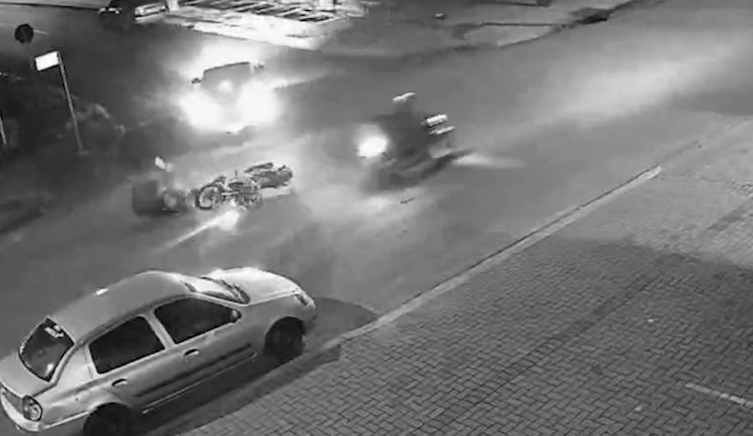 Batida entre carro e moto na Rua Rio da Paz é flagrada por câmera de segurança